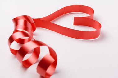 kırmızı kurdele valentine's kalp oluşturan