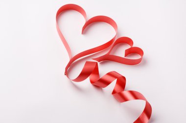 kırmızı kurdele valentine kalpler şekillendirme