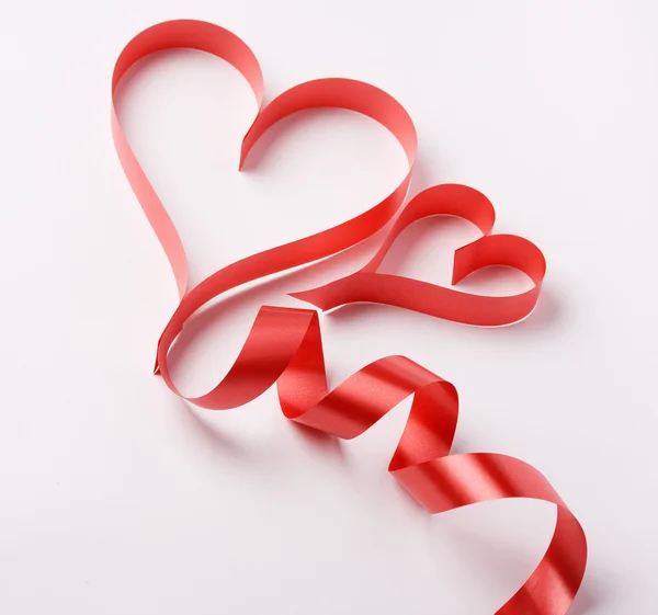 バレンタインの心を形成赤いリボン — ストック写真