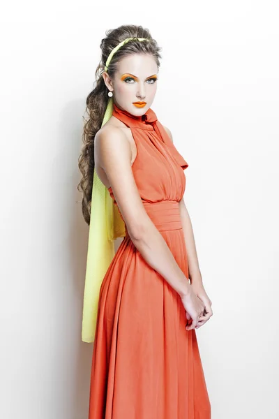 Portret van een mooie vrouw in oranje jurk — Stockfoto
