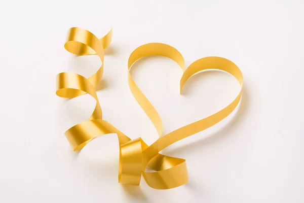 Sarı kurdele Valentine's kalp oluşturan — Stok fotoğraf