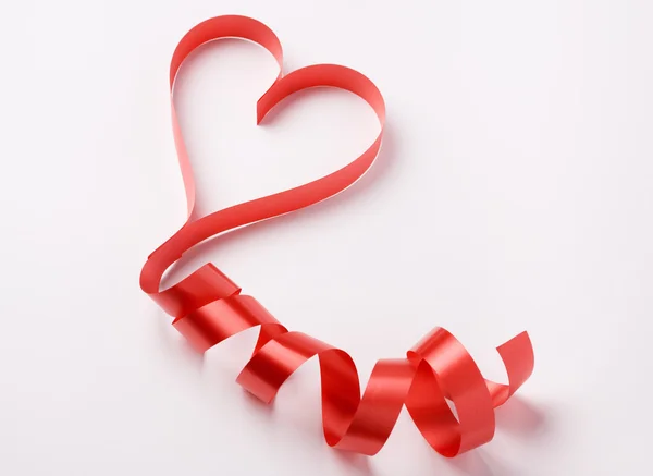 Red ribbon forming valentine's heart — Stock Photo, Image