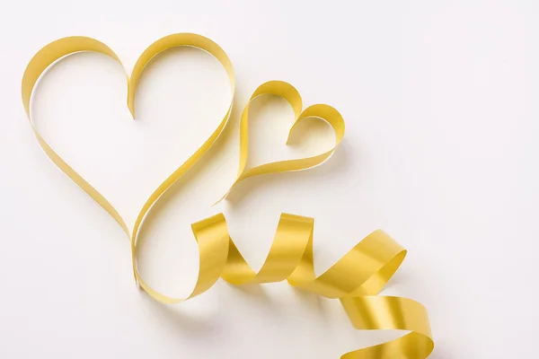 Fita amarela formando dois corações — Fotografia de Stock