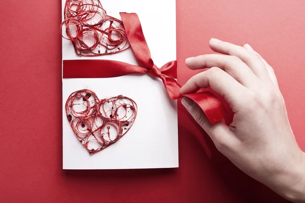 Valentim coração com envelope e mão — Fotografia de Stock
