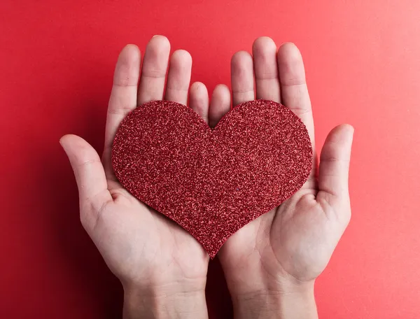 Coração de papel de Valentim em mãos — Fotografia de Stock