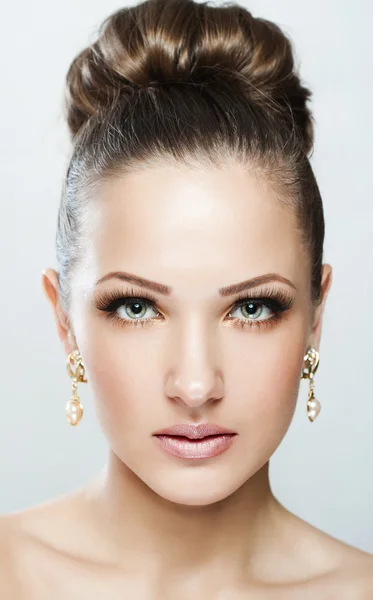 Closeup portrait of a beautiful woman with beauty face and clean face skin — Stock Photo, Image