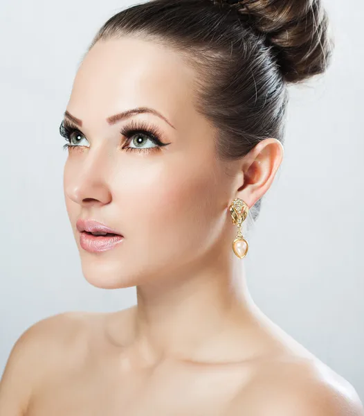 Closeup portrait of a beautiful woman with beauty face and clean face skin — Stock Photo, Image