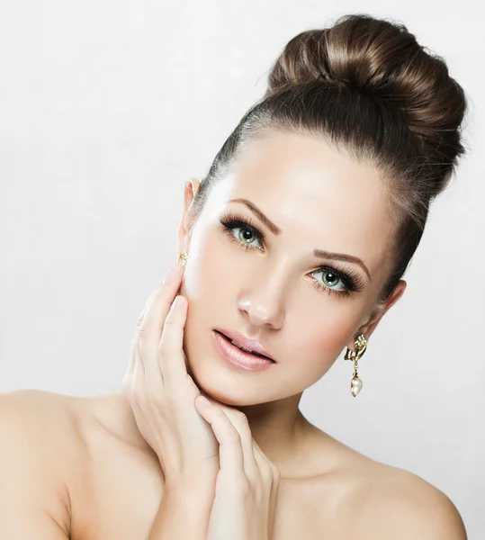 Egy gyönyörű nő arca szépség és tiszta arc bőr Vértes portréja — Stock Fotó
