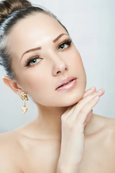 Closeup portret van een mooie vrouw met schoonheid gezicht en schoon gezicht huid — Stockfoto