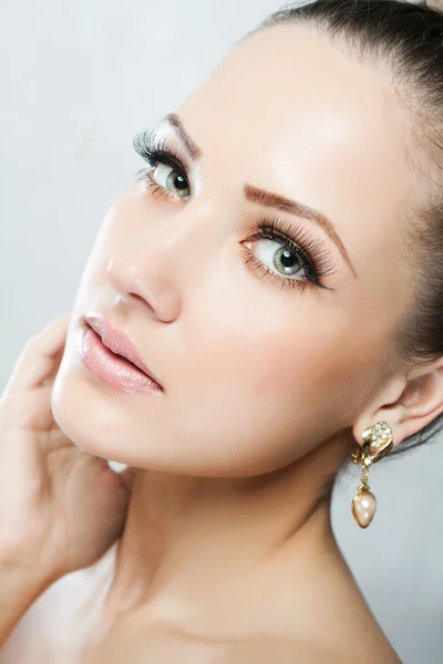 Portrait rapproché d'une belle femme avec le visage de beauté et la peau propre de visage — Photo