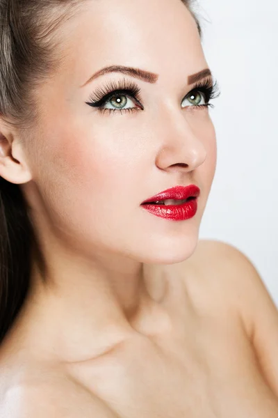 Close-up retrato de uma mulher bonita com rosto de beleza e pele de rosto limpo — Fotografia de Stock