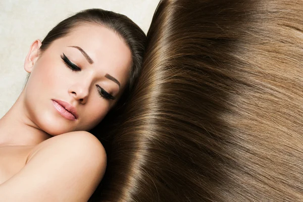 Hermosa mujer con cabello largo saludable — Foto de Stock