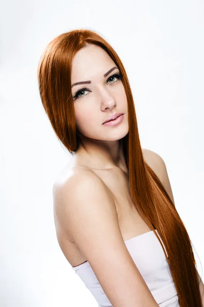 Красива жінка зі здоровим довгим волоссям — стокове фото