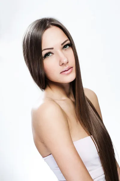 Vacker kvinna med friskt långt hår — Stockfoto