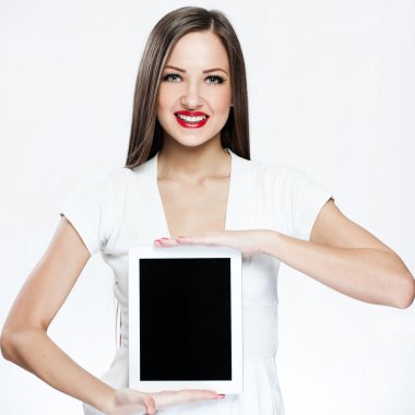 tablet pc tutan güzel kadın