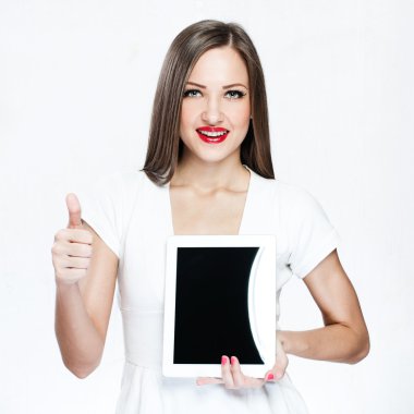 tablet pc tutan güzel kadın