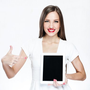 tablet pc tutan güzel kadın