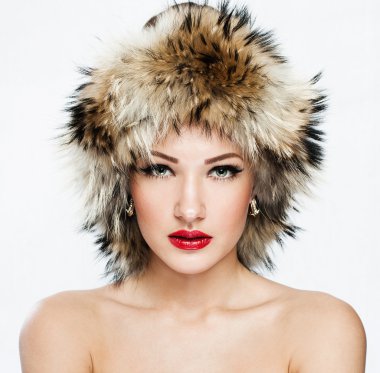 kürk şapka içinde genç esmer güzel bir portresi