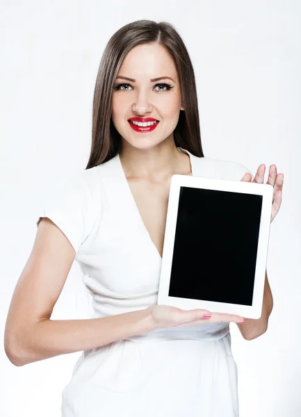 Bella donna in possesso di tablet pc — Foto Stock