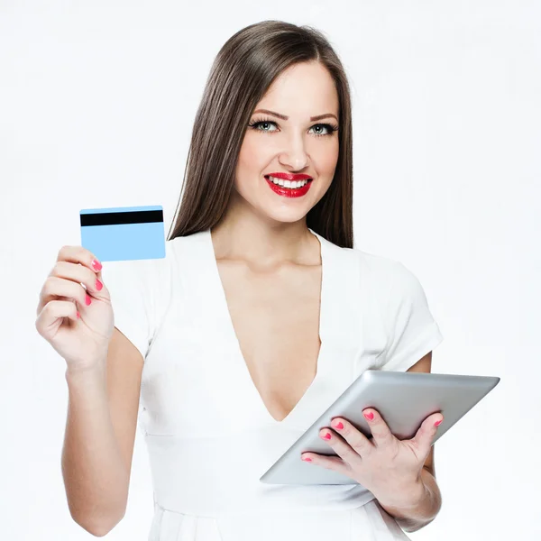 Donna sorridente in possesso di carta di credito e tablet pc — Foto Stock