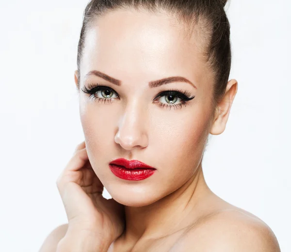 Porträtt av vacker brunett med perfekt make-up — Stock fotografie