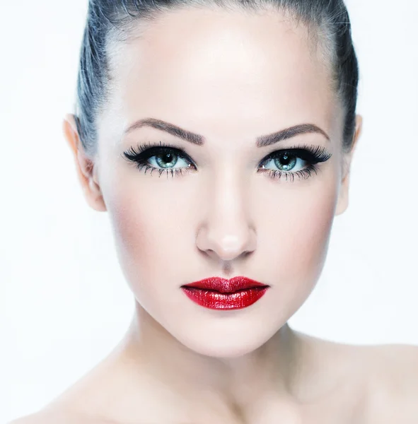 Mujer bonita con maquillaje glamuroso —  Fotos de Stock