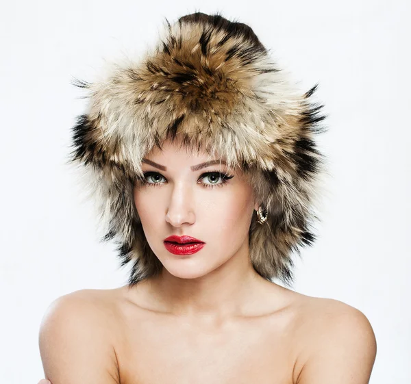 Portret van mooie jonge brunette in bont hoed — Stockfoto