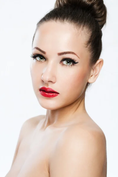 Porträt einer sexy jungen Dame mit Schönheitsgesicht und sauberer Gesichtshaut — Stockfoto