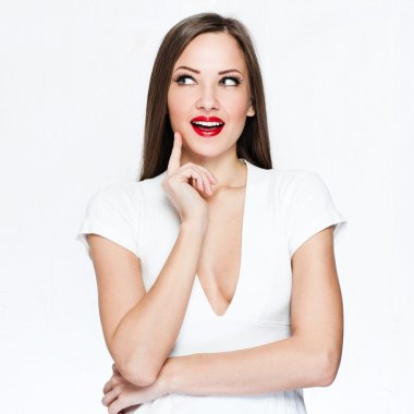 Beyaz elbiseli güzel genç gülümseyen kadın