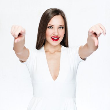 mutlu genç güzel kadın poiting bir şey