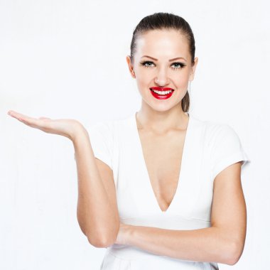 Açık el avuç içi boş kopya alanı gösteren genç bir kadın