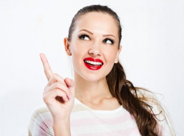 genç esmer bir şeye işaret