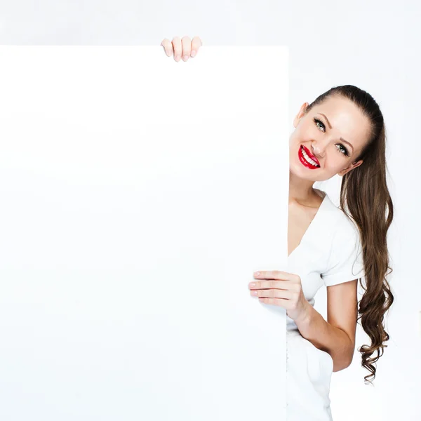 Porträt einer jungen Frau mit weißem Blanko-Brett — Stockfoto