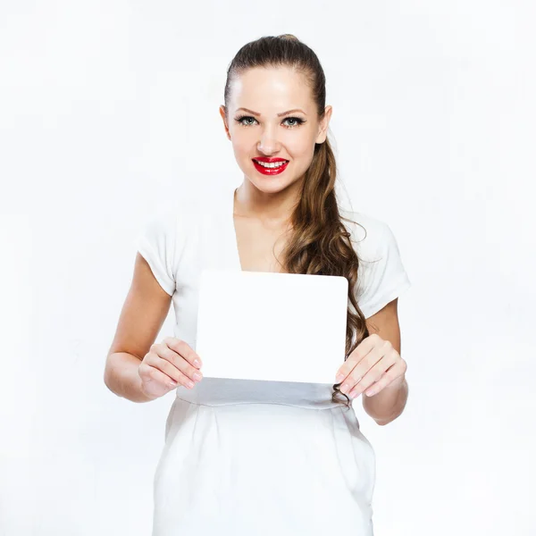 Jonge lachende brunette bedrijf leeg visitekaartje — Stockfoto