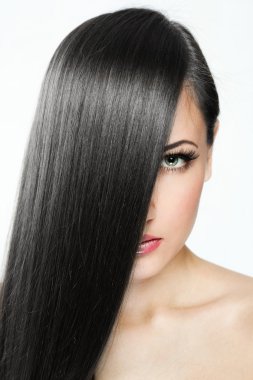 Güzel esmer kadın.