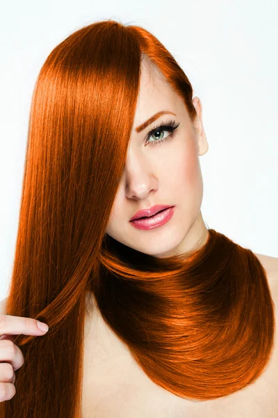 Güzel bir genç kadın Kızıl saçlı — Stok fotoğraf