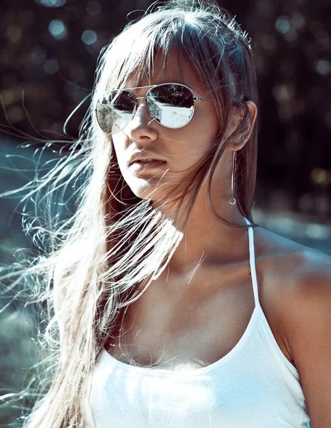 Fashion model in sunglasses — Stock Photo, Image