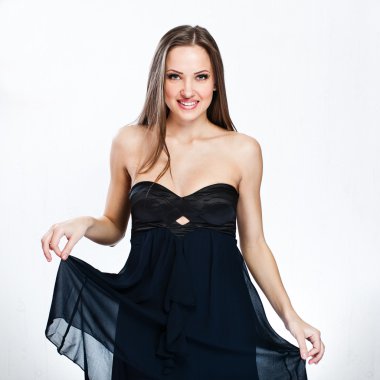 Siyah elbiseli güzel bir kadın.