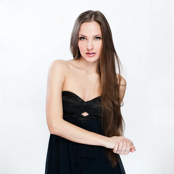 Uma mulher bonita em um vestido preto — Fotografia de Stock