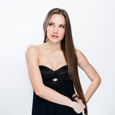 Siyah elbiseli güzel bir kadın.