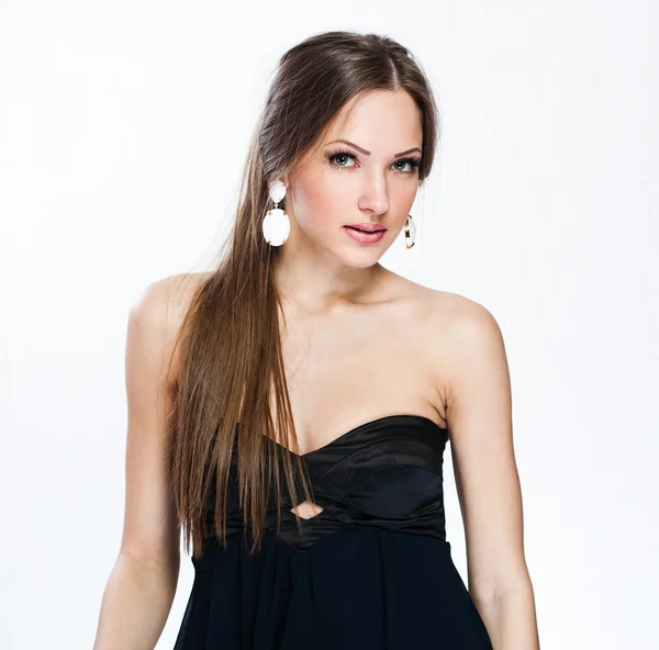 En vacker kvinna i svart klänning — Stockfoto