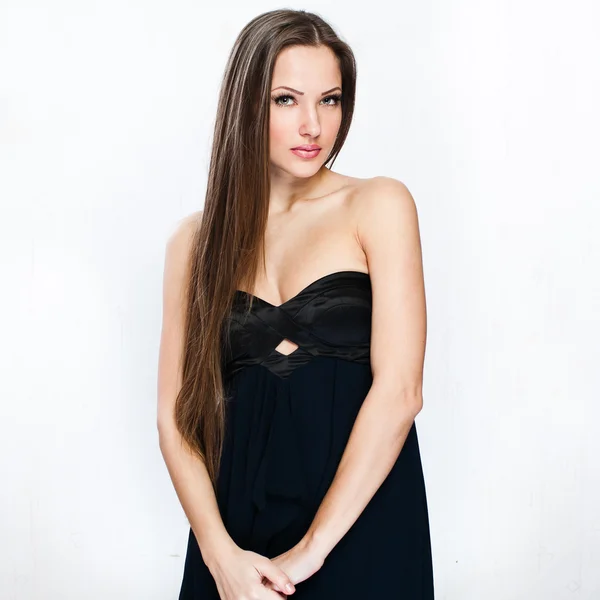 En vacker kvinna i svart klänning — Stockfoto