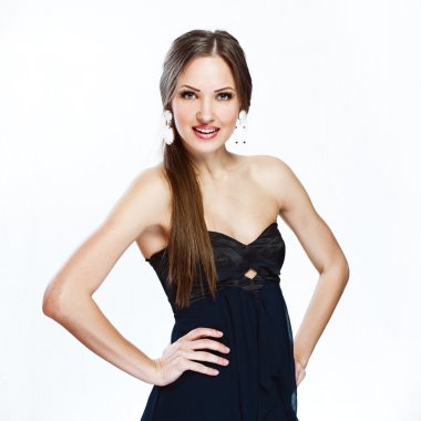 Siyah elbiseli güzel bir kadın.