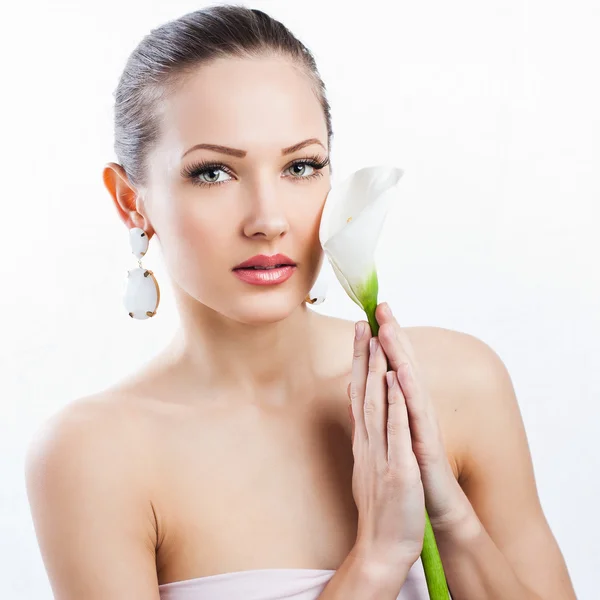 Sinnliche junge Frau mit perfekt sauberer Haut, die Blume hält — Stockfoto