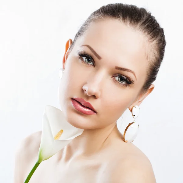 Zmysłowy młoda kobieta z doskonałą czystą skórę gospodarstwa kwiat — Zdjęcie stockowe