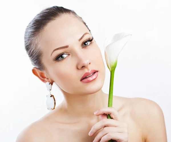 Sensual mujer joven con perfecta piel limpia sosteniendo flor —  Fotos de Stock