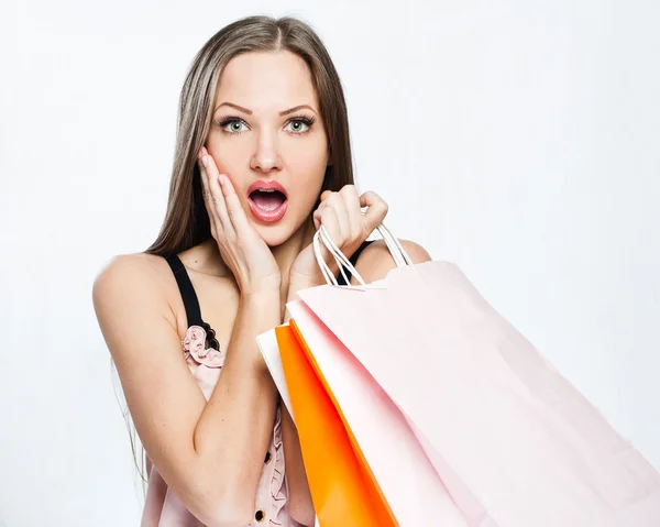 Sorrindo feliz bela mulher segurando sacos de compras — Fotografia de Stock