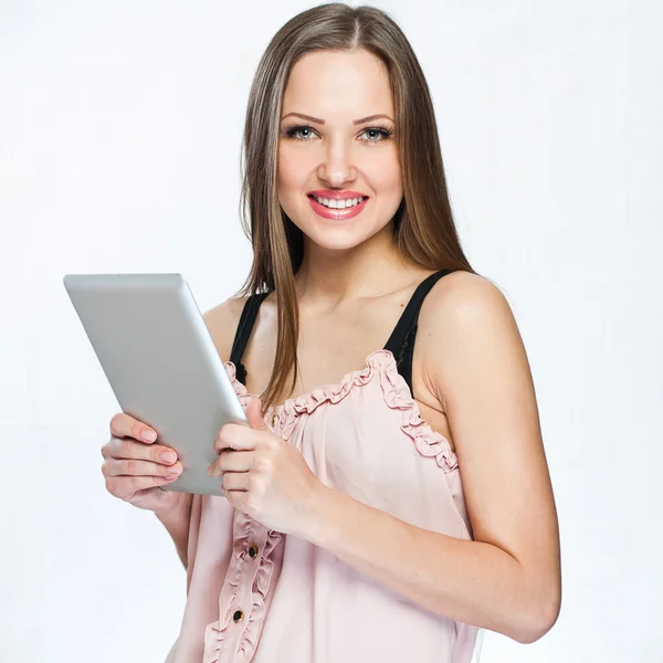 Hermosa mujer joven sosteniendo la tableta PC — Foto de Stock