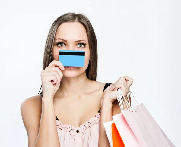 Vonzó gyönyörű nő bevásárló táskák és hitelkártya Stock Fotó
