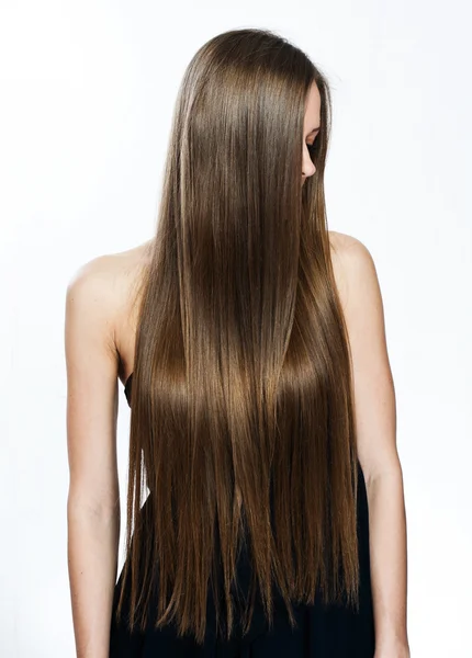 Retrato de uma mulher bonita em vestido preto — Fotografia de Stock